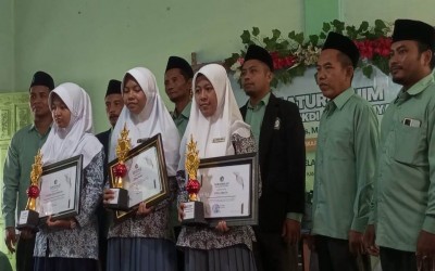 Pembagian Sertifikat Kelulusan Program BPKDI Siswa - Siswi As-Salafiyah